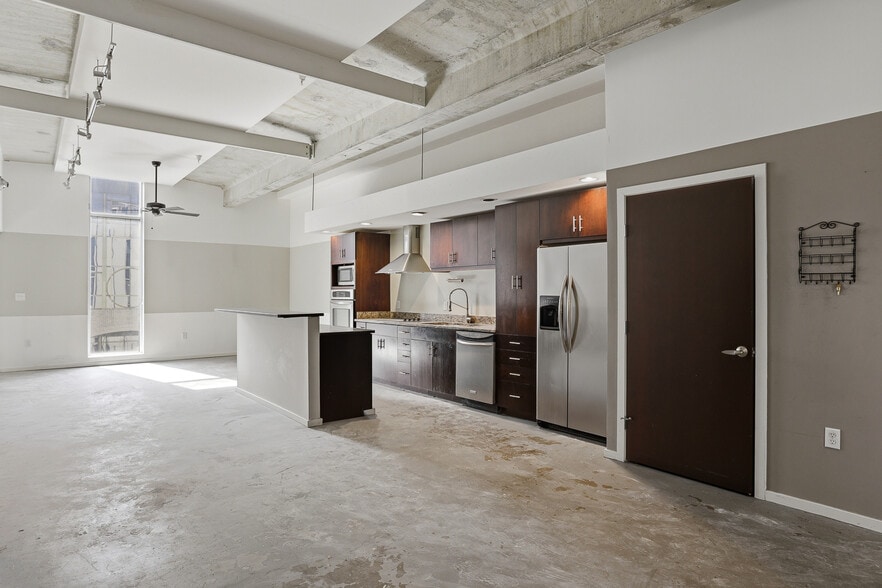 Building Photo - 112 E Clay St