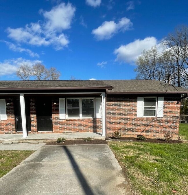 Building Photo - Cozy 2-Bedroom Townhome in West Knoxville!!