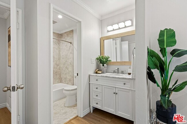 Building Photo - 620 W Hyde Park Blvd