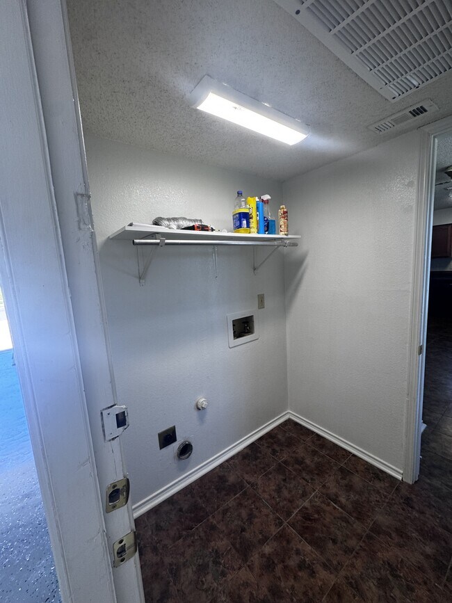 Building Photo - 1613 Bobby Lee Dr
