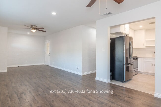 Building Photo - 4 Bedroom, 2 Bath House with Garage