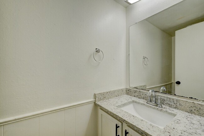 Building Photo - 3 bedroom 2.5 bath - NW Highway and Rockwell