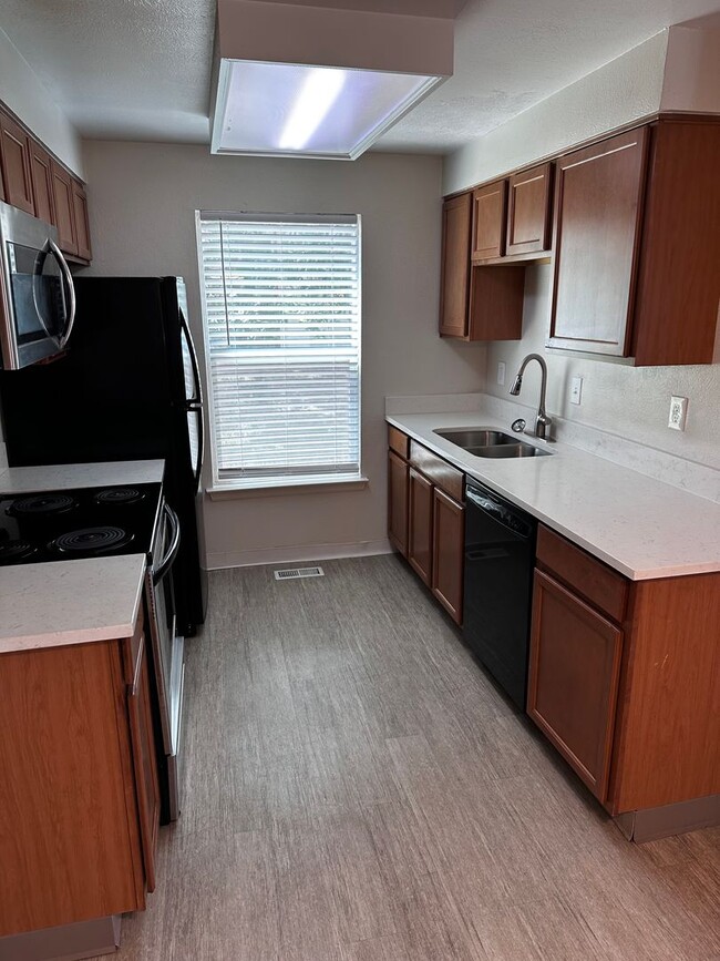 Building Photo - Spacious Updated Ranch Style Condo