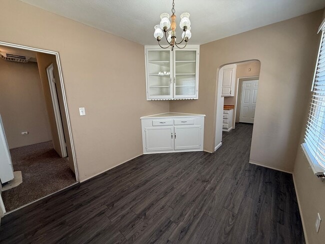 Building Photo - Cozy 3 Bedroom/1 Bath Home in Oildale!