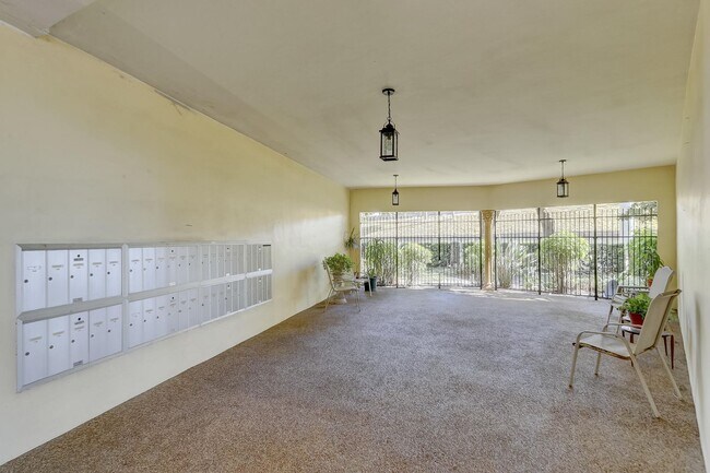 Building Photo - 5111 W Oakland Park Blvd