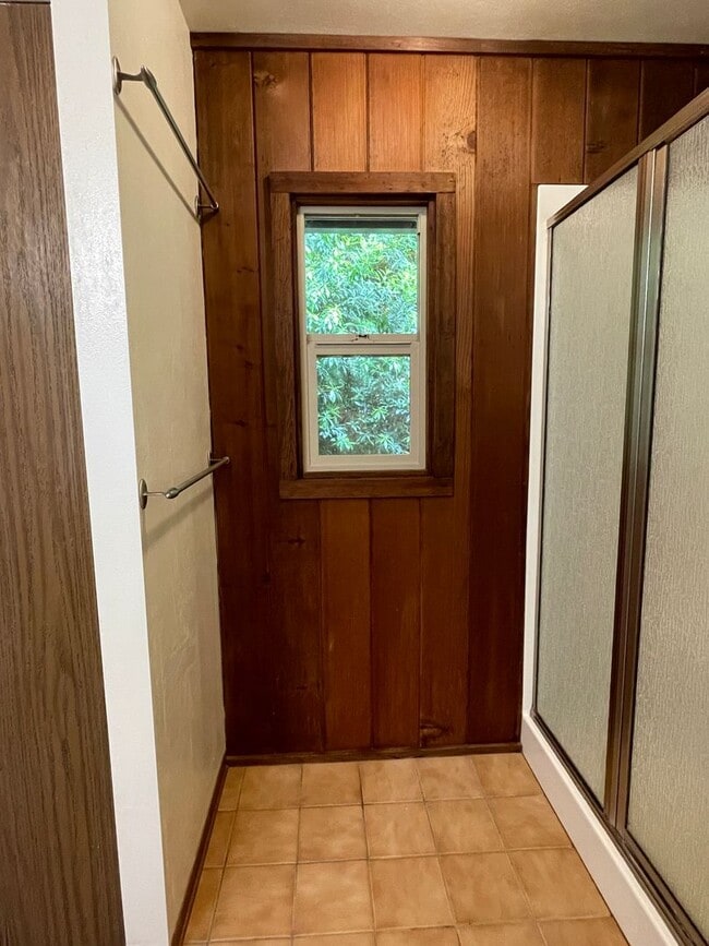 Building Photo - 4 bed, 3 bath split-level home in a private, forested setting (Bayside)