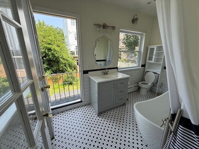 Building Photo - Charming 2 Bed, 2.5 Bath Home with Den & B...
