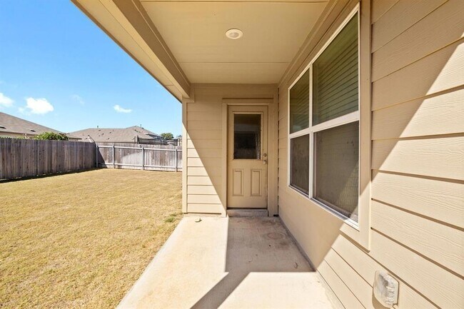 Building Photo - 215 Silver Springs Bend