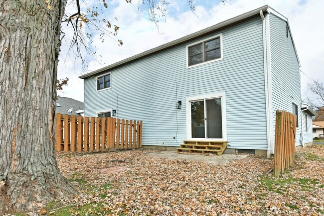 Building Photo - 460 &amp; 462 Fowler St