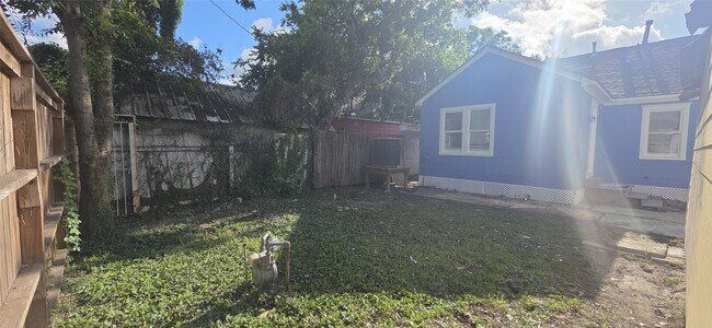 Building Photo - 2827 Robertson St