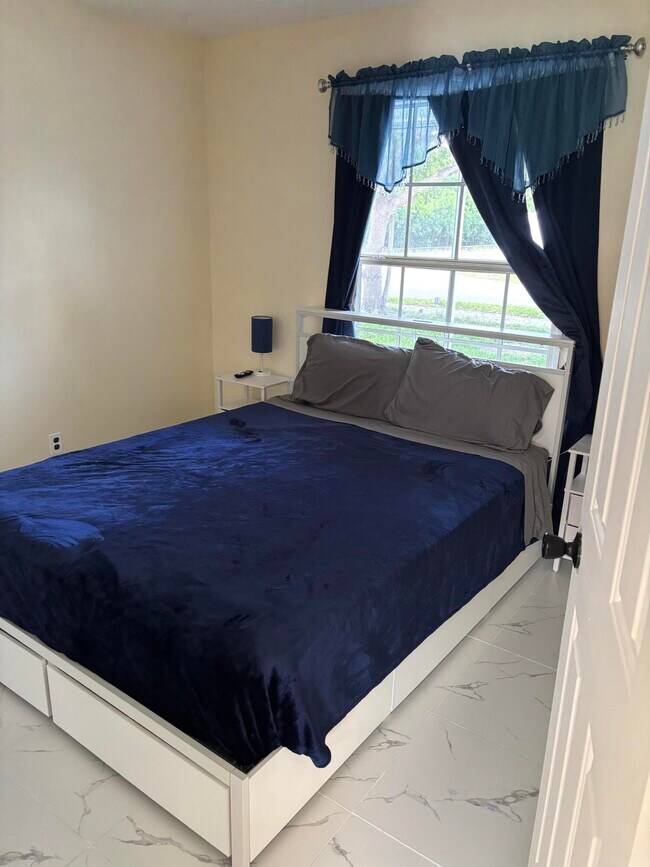 Building Photo - 5359 SE Dell St