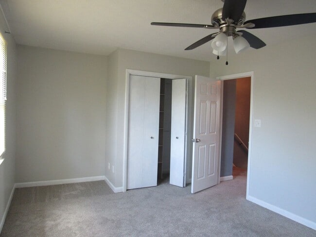 Building Photo - Two Bedroom Townhouse Style Condo