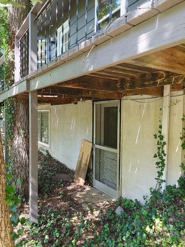 Building Photo - IRONTON - 2 bed with full basement, Nice L...