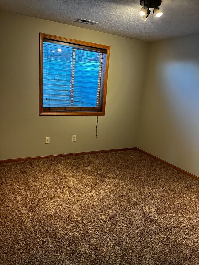 Building Photo - 3 Bed/2 Bath West Side Home!