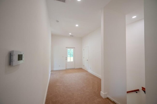 Building Photo - 1993 Reynolds Dr SW