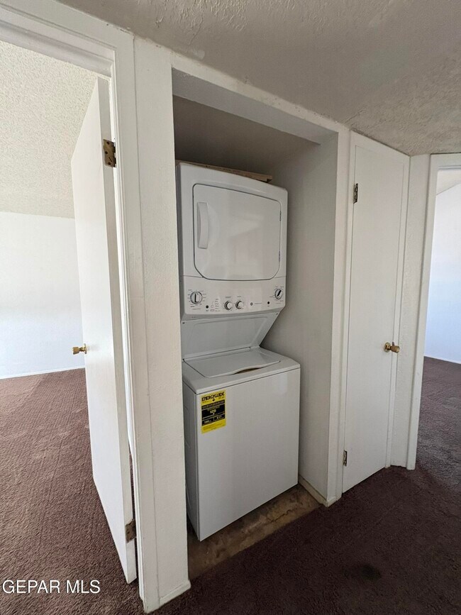 Building Photo - 1922 Lake Omega St