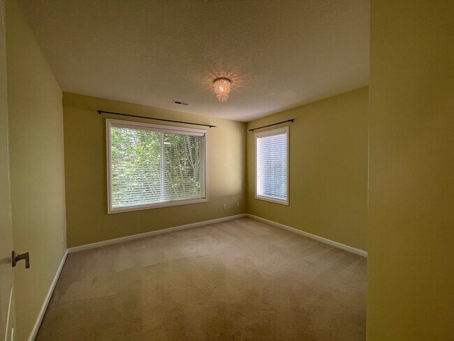 Building Photo - 5 Bed 2.5 Bath + a Den in Tigard/Bull Mountain - Solar Panels, Central A/C and More!