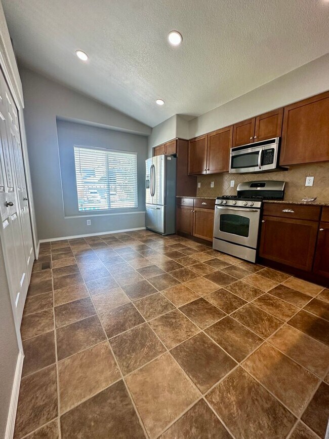 Building Photo - BEAUTIFUL 4BD HOME in MESA RIDGE with MOUN...
