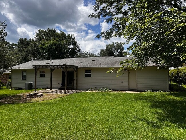 Building Photo - 1917 Rhonda Dr