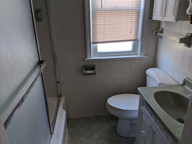 Building Photo - 3 bed Garfield cape cod now available