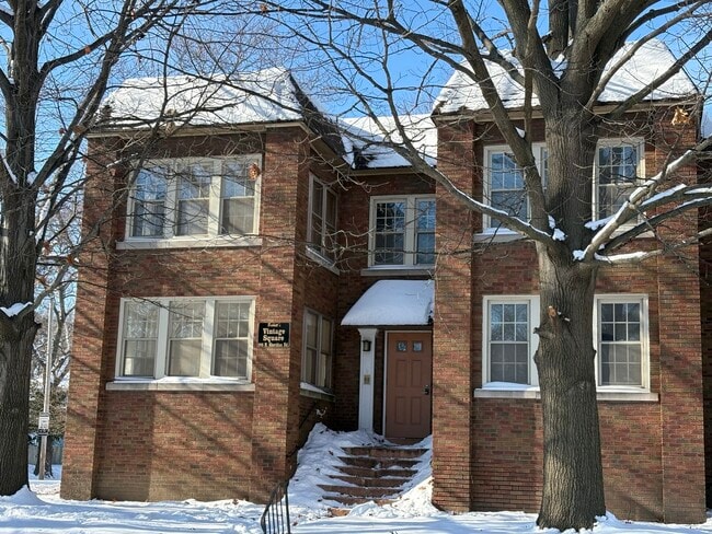 Building Photo - 905 N Sheridan Rd