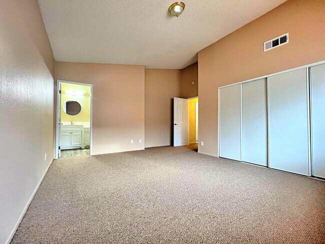 Building Photo - 2826 San Ramon Dr