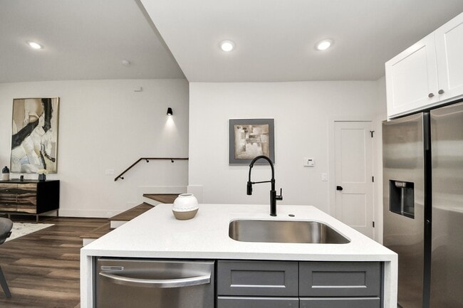 Building Photo - 879 Rachel St