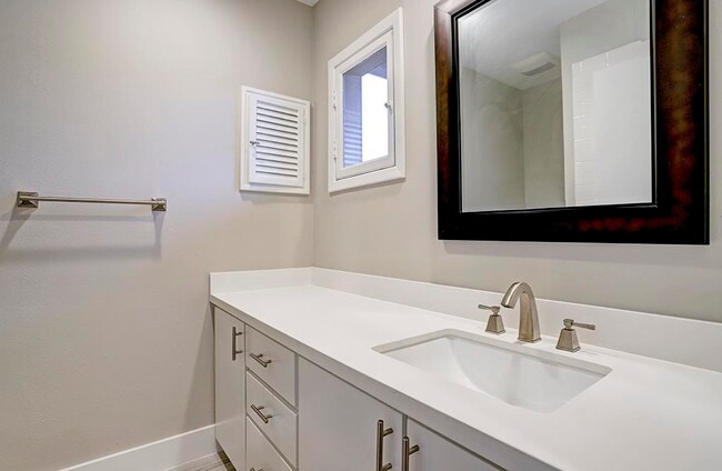 Building Photo - 2328 Wroxton Rd