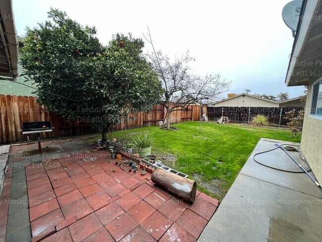 Building Photo - 3 bedroom/ 2 bathroom home located near New Stine Rd/ Wilson Rd