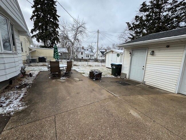 Building Photo - Main level house