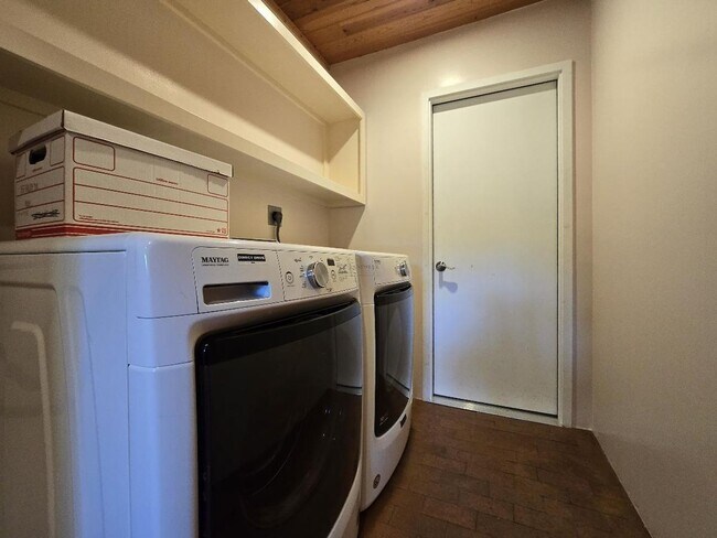 Building Photo - 133 Valley Dr