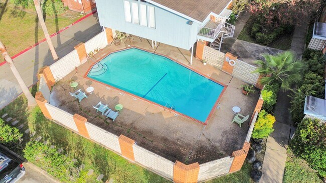 Building Photo - 5542 Holly St