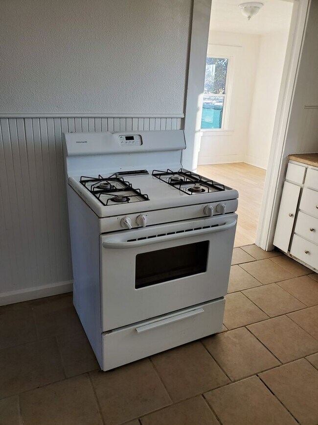 Building Photo - Downtown Charmer