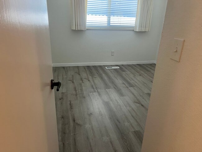 Building Photo - 142 Hillview Dr