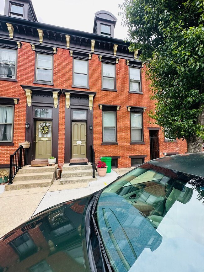 Building Photo - Two Bedroom House, Downtown Area