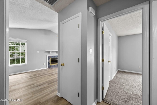 Building Photo - 1087 W Pueblo Dr