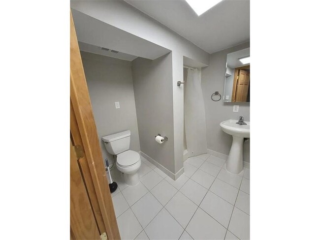Building Photo - 706 Robinwood Ln