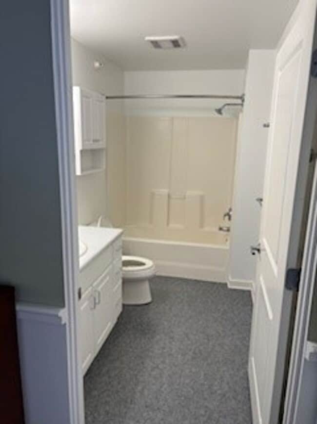 Building Photo - Bright and Spacious Condo for Rent in Downtown Verona