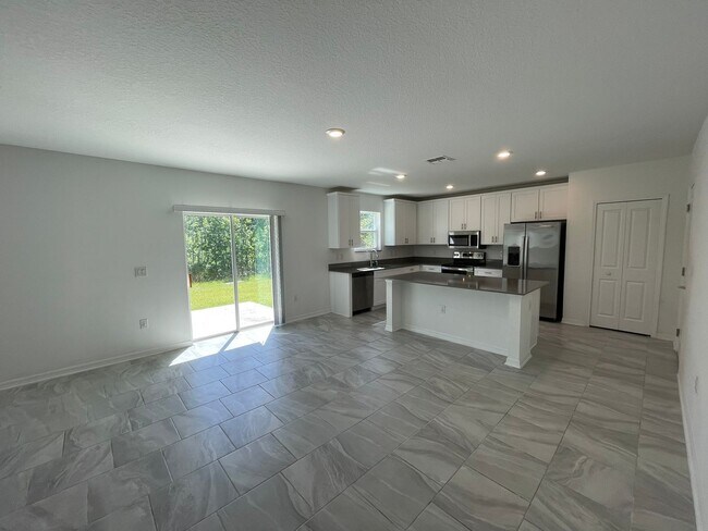 Building Photo - 4 Bedroom 2.5 Bathroom home located in Preserves at LPGA
