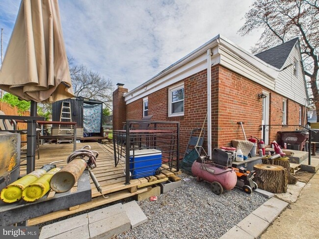 Building Photo - 913 Brooke Rd