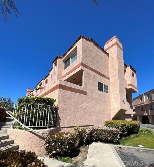 Building Photo - 3101 Plaza del Amo