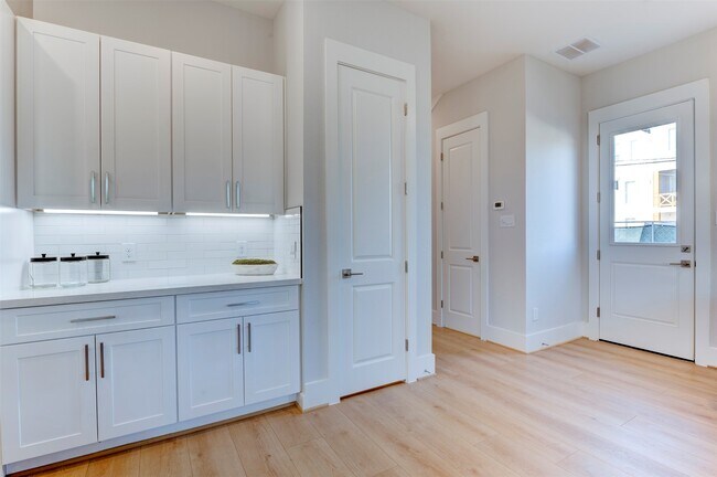 Building Photo - 5138 Rosslyn Rd