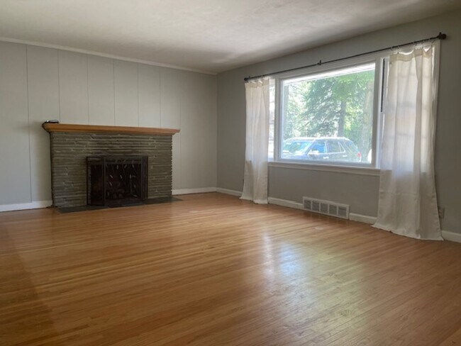 Building Photo - 223 Fairport Rd
