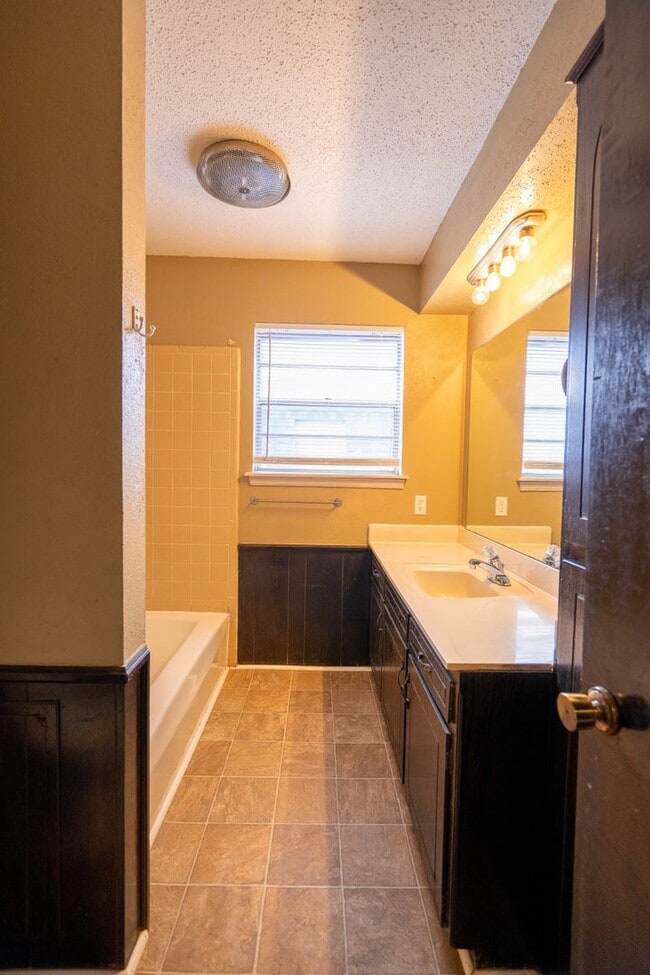 Building Photo - Spacious Backyard, 2 Car Garage, Close to NW Expressway!