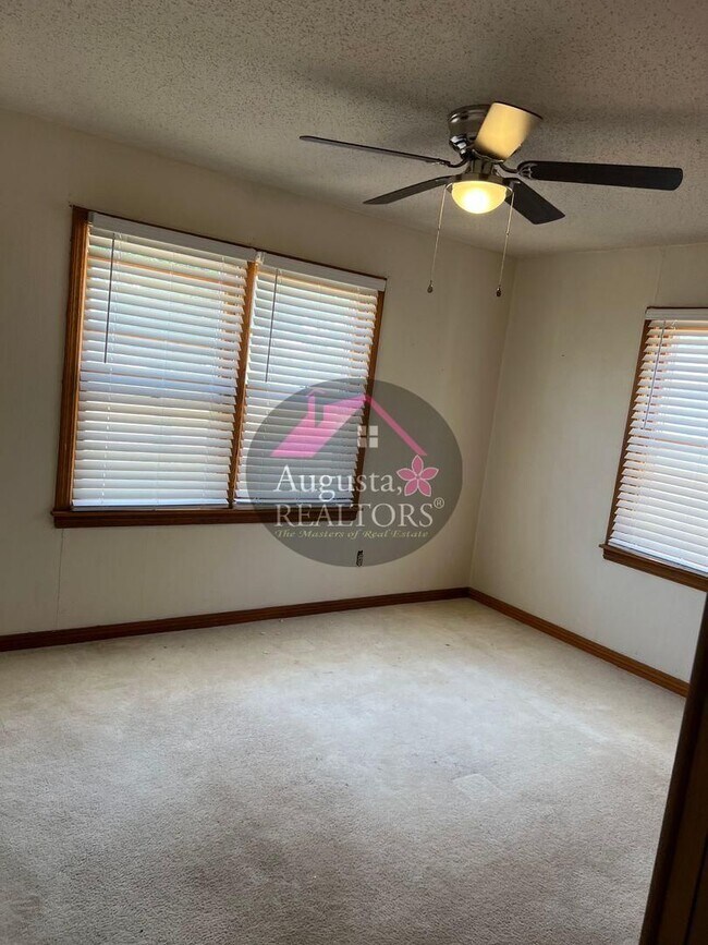 Building Photo - 1623 Woodruff Ln