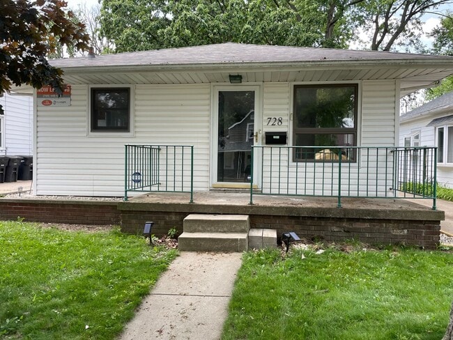 Building Photo - 3 Bedroom House Close to Columbian Park!