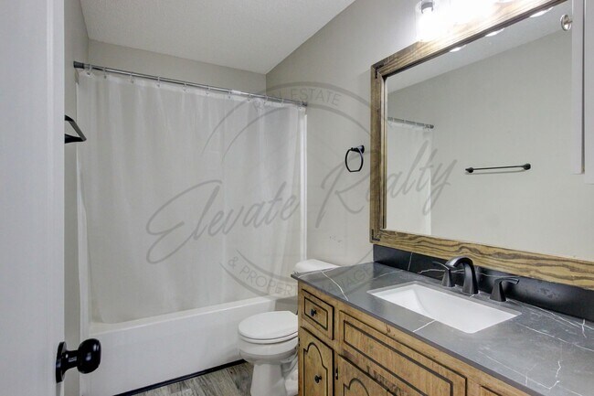 Building Photo - Three Bedroom On One Acre Lot in Clarksvil...