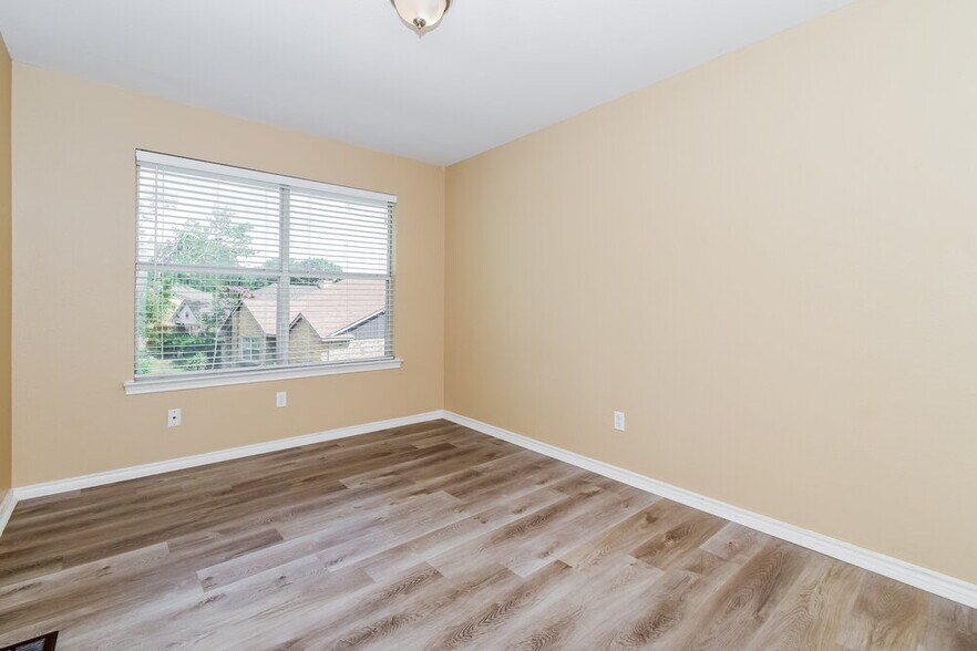 Building Photo - 1500 Hackamore St