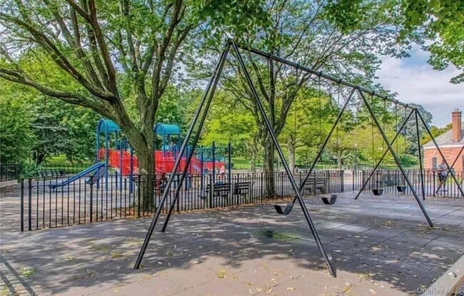 Building Photo - 3-37B Park Cres