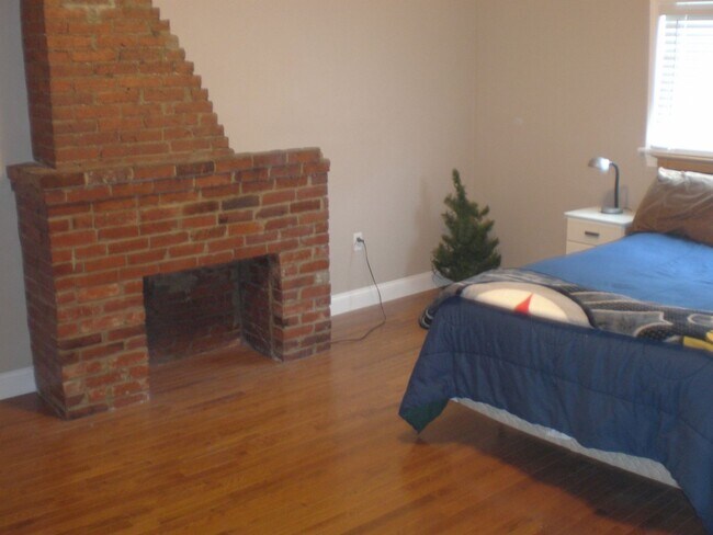 Building Photo - College Rental - South Side